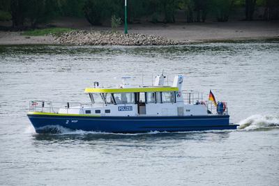 D?sseldorf 21.04.2025 Fund Wasserleiche Toter im Flu? Rhein Volmerswerther Deich Volmerswerth Polizei Polizeiboot Wasser-stock-foto