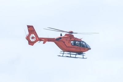 D?sseldorf 21.04.2025 Fund Wasserleiche Toter im Flu? Rhein Volmerswerther Deich Volmerswerth Luftrettungshubschrauber L-stock-foto