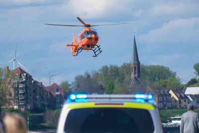 D?sseldorf 21.04.2025 Fund Wasserleiche Toter im Flu? Rhein Volmerswerther Deich Volmerswerth Luftrettungshubschrauber L-stock-foto