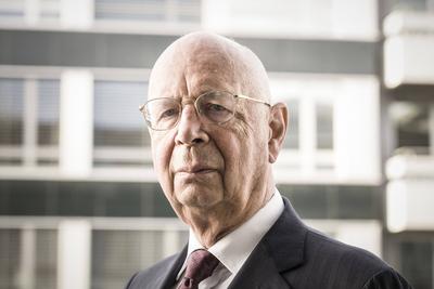 KLAUS MARTIN SCHWAB IN ZUERICH Wirtschaftswissenschaftler Klaus Martin Schwab (* 30. M?rz 1938), Gr?nder des Weltwirtsch-stock-foto