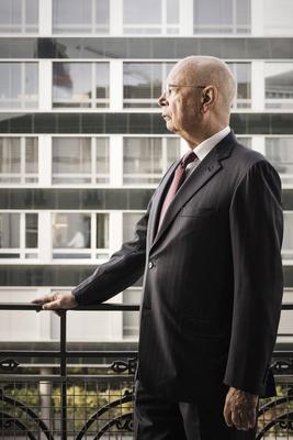 KLAUS MARTIN SCHWAB IN ZUERICH Wirtschaftswissenschaftler Klaus Martin Schwab (* 30. M?rz 1938), Gr?nder des Weltwirtsch-stock-foto