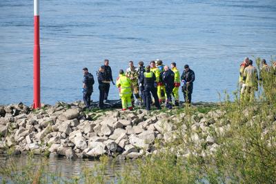 D?sseldorf 21.04.2025 Fund Wasserleiche Toter im Flu? Rhein Volmerswerther Deich Volmerswerth Polizei Polizisten Rettung-stock-foto