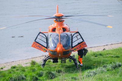 D?sseldorf 21.04.2025 Fund Wasserleiche Toter im Flu? Rhein Volmerswerther Deich Volmerswerth Luftrettungshubschrauber L-stock-foto