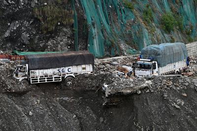 Massive Landslide Hits Jammu Srinagar National Highway-stock-foto