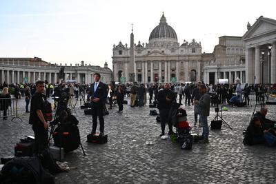 As CittaÕ del Vaticano 21/04/2025 - pellegrinaggio per la morte di Papa Francesco / foto Antonello Sammarco/Image nella-stock-photo