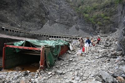 Massive Landslide Hits Jammu Srinagar National Highway-stock-foto