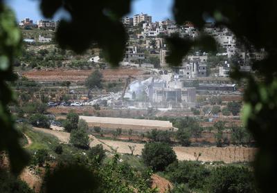 Israeli forces demolish a Palestinian-owned building that it was allegedly 'unauthorized' in Beit Emir-stock-foto