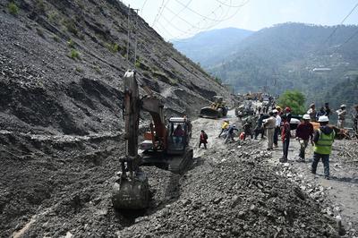 Massive Landslide Hits Jammu Srinagar National Highway-stock-foto