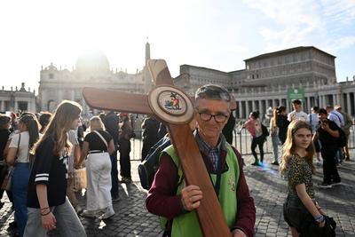 As Citta™ del Vaticano 21/04/2025 - pellegrinaggio per la morte di Papa Francesco / foto Antonello Sammarco/Image nella-stock-photo