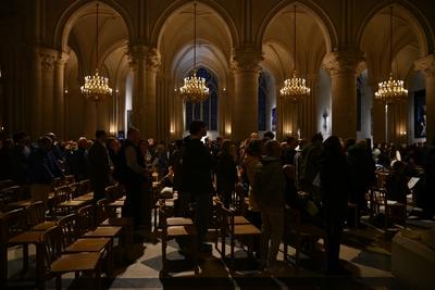 Death of Pope Francis, vigil at Notre Dame de Paris, Paris, April 21, 2025-stock-foto