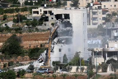 Israeli forces demolish a Palestinian-owned building that it was allegedly 'unauthorized' in Beit Emir-stock-foto