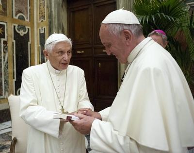 Papst Franziskus (r.) und sein zurueckgetretener Vorgaenger Benedikt XVI. (l.) haben bei der Feier des 65. Priesterjubi-stock-photo