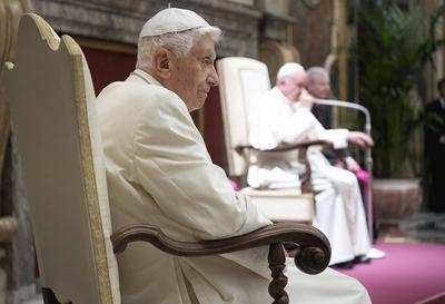 Papst Franziskus und sein zurueckgetretener Vorgaenger Benedikt XVI. (Foto) haben bei der Feier des 65. Priesterjubilae-stock-photo