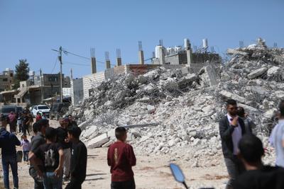 Israeli forces demolish a Palestinian-owned building that it was allegedly 'unauthorized' in Beit Emir-stock-foto