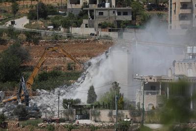 Israeli forces demolish a Palestinian-owned building that it was allegedly 'unauthorized' in Beit Emir-stock-foto
