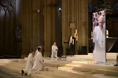 Death of Pope Francis, vigil at Notre Dame de Paris, Paris, April 21, 2025-stock-foto