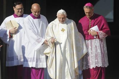 Vatikanstadt, 19. Oktober 2014 - Papst Benedikt XVI. anl?sslich der Heilige Messe zum Abschluss der Au?erordentlichen B-stock-photo