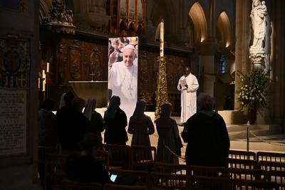 Death of Pope Francis, portrait in Notre Dame de Paris, Paris, April 21, 2025-stock-foto