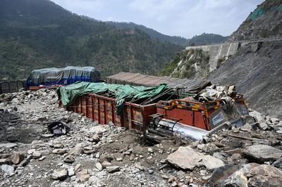 Massive Landslide Hits Jammu Srinagar National Highway-stock-foto