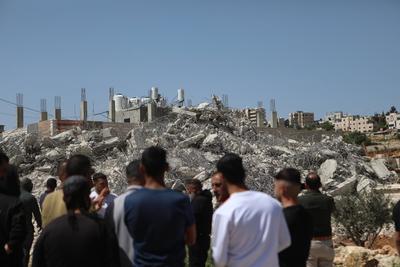 Israeli forces demolish a Palestinian-owned building that it was allegedly 'unauthorized' in Beit Emir-stock-foto