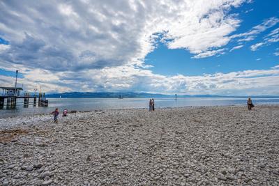Durch Trockenheit freigelegte Uferzone am Bodensee, Wasserburg, 21. April 2025-stock-foto