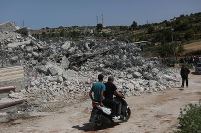 Israeli forces demolish a Palestinian-owned building that it was allegedly 'unauthorized' in Beit Emir-stock-foto