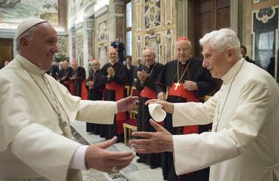 Bilder des Tages Papst Franziskus (l.) und sein zurueckgetretener Vorgaenger Benedikt XVI. (r.) haben bei der Feier des-stock-photo