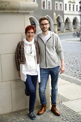 Lukas Natschinski mit Mutter Gundula bei einer exklusiven Sightseeing-Tour auf dem Untermarkt in der G?rlitzer Altstadt.-stock-foto