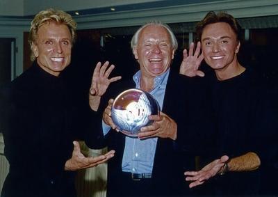 Die beiden deutsch amerikanischen Magier Siegfried und Roy mit Schauspieler Anthony Hopkins, 1990er Jahre. German Ameri-stock-foto