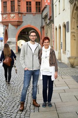 Lukas Natschinski mit Mutter Gundula bei einer exklusiven Sightseeing-Tour in der Br?derstra?e am Sch?nhof in der G?rlit-stock-foto