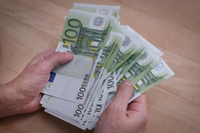 Frau z?hlt Euro Scheine *** Woman counts euro notes-stock-foto