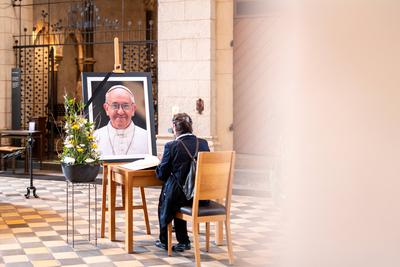 Kondolenzbuch f?r verstorbenen Papst im Limburger Dom-stock-foto