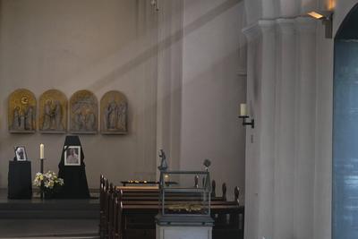 Hamburger Mariendom Innenansicht Ein besonderer Sonnenstrahl hat dabei heute morgen durch die Fenster des Doms auf den Gedenkplatz gestrahlt. Es hatte doch schon etwas leicht mystisches.Stilles Gedenken f?r den verstorbenen Papst Franziskus im Hamburger Mariendom Kerzen und Bilder sollen seiner Gedenken Hamburg 22.04.2025.Auch in Hamburg trauern die Katholiken um den verstorbenen Papst. Franziskus Das Oberhaupt der katholischen Kirche starb am Ostermontag im Alter von 88 Jahren Hamburg Deutschland *** Hamburgs St. Marys Cathedral Interior view A special ray of sunshine shone through the windows of the cathedral onto the memorial square this morning There was something slightly mystical about it Silent remembrance for the late Pope Franci-stock-foto