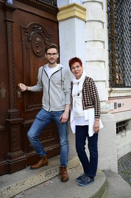 Lukas Natschinski mit Mutter Gundula bei einer exklusiven Sightseeing-Tour auf dem Untermarkt in der G?rlitzer Altstadt.-stock-foto