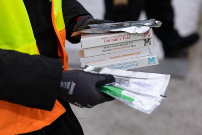Deutschland 13. Oktober 2022: Ein Beamter vom Zoll h?lt verschiedene Packungen mit Drogentests in den H?nden. Mit diesen-stock-foto