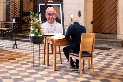 Kondolenzbuch f?r verstorbenen Papst im Limburger Dom-stock-foto