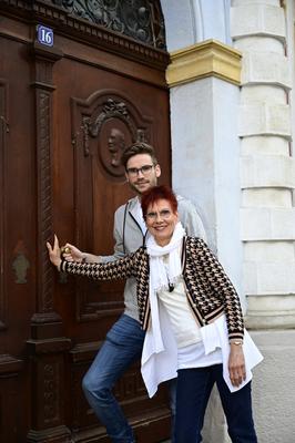 Lukas Natschinski mit Mutter Gundula bei einer exklusiven Sightseeing-Tour auf dem Untermarkt in der G?rlitzer Altstadt.-stock-foto
