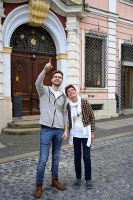 Lukas Natschinski mit Mutter Gundula bei einer exklusiven Sightseeing-Tour auf dem Untermarkt in der G?rlitzer Altstadt.-stock-foto
