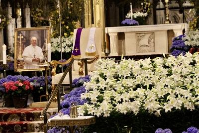 Mass at st. Patrick?s cathedral following passing of his holiness, pope francis.-stock-foto