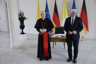 Kardinalstaatssekret?r Pietro Parolin, Bundespr?sident Frank-Walter Steinmeier, Deutschland, Berlin, Schloss Bellevue,-stock-foto