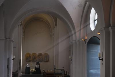 Hamburger Mariendom Innenansicht Ein besonderer Sonnenstrahl hat dabei heute morgen durch die Fenster des Doms auf den Gedenkplatz gestrahlt. Es hatte doch schon etwas leicht mystisches.Stilles Gedenken f?r den verstorbenen Papst Franziskus im Hamburger Mariendom Kerzen und Bilder sollen seiner Gedenken Hamburg 22.04.2025.Auch in Hamburg trauern die Katholiken um den verstorbenen Papst. Franziskus Das Oberhaupt der katholischen Kirche starb am Ostermontag im Alter von 88 Jahren Hamburg Deutschland *** Hamburgs St. Marys Cathedral Interior view A special ray of sunshine shone through the windows of the cathedral onto the memorial square this morning There was something slightly mystical about it Silent remembrance for the late Pope Franci-stock-foto