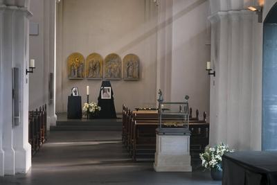 Hamburger Mariendom Innenansicht Ein besonderer Sonnenstrahl hat dabei heute morgen durch die Fenster des Doms auf den Gedenkplatz gestrahlt. Es hatte doch schon etwas leicht mystisches.Stilles Gedenken f?r den verstorbenen Papst Franziskus im Hamburger Mariendom Kerzen und Bilder sollen seiner Gedenken Hamburg 22.04.2025.Auch in Hamburg trauern die Katholiken um den verstorbenen Papst. Franziskus Das Oberhaupt der katholischen Kirche starb am Ostermontag im Alter von 88 Jahren Hamburg Deutschland *** Hamburgs St. Marys Cathedral Interior view A special ray of sunshine shone through the windows of the cathedral onto the memorial square this morning There was something slightly mystical about it Silent remembrance for the late Pope Franc-stock-foto