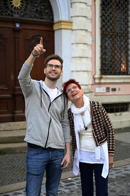 Lukas Natschinski mit Mutter Gundula bei einer exklusiven Sightseeing-Tour auf dem Untermarkt in der G?rlitzer Altstadt.-stock-foto