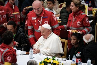 Vatican, on the occasion of the World Day of the Poor Pope Francis has lunch with 1300 poor people. Organized in the Pau-stock-foto