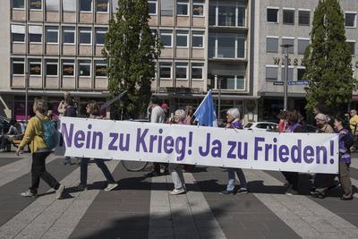 21.04.2025, Ostermarsch, N?rnberg: Zum traditionellen Ostermarsch gingen am Ostermontag mehrere hundert Menschen in N?rn-stock-foto