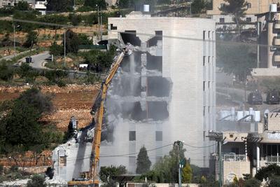 Israeli forces demolish a Palestinian-owned building that it was allegedly 'unauthorized' in Beit Emir-stock-foto