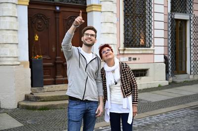 Lukas Natschinski mit Mutter Gundula bei einer exklusiven Sightseeing-Tour auf dem Untermarkt in der G?rlitzer Altstadt.-stock-foto