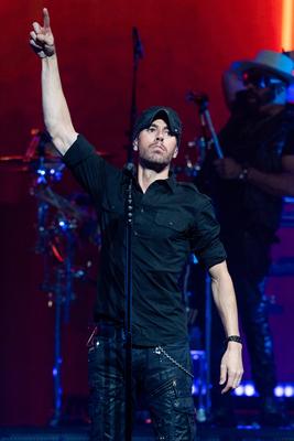 MIAMI, FL - OCTOBER 22: Enrique Iglesias performs during the co headline tour with Ricky Martin at the FTX Arena on Octo-stock-foto