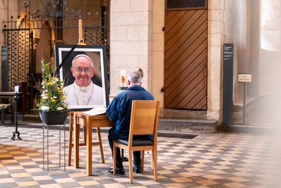 Kondolenzbuch f?r verstorbenen Papst im Limburger Dom-stock-foto