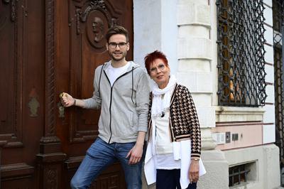 Lukas Natschinski mit Mutter Gundula bei einer exklusiven Sightseeing-Tour auf dem Untermarkt in der G?rlitzer Altstadt.-stock-foto